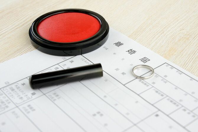 離婚届の上に置かれた印鑑と朱肉と指輪