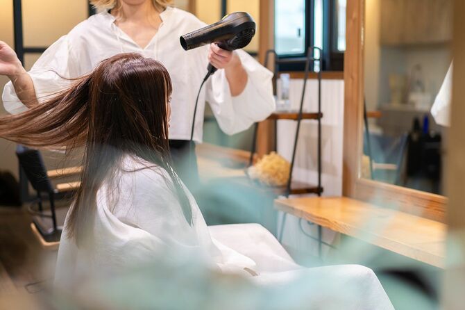 ヘアドライヤーを使用した美容師