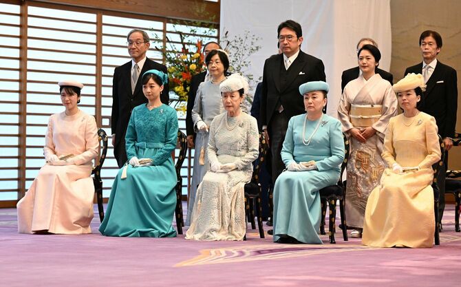 秋篠宮家の長男悠仁さまの「加冠の儀」に出席される天皇、皇后両陛下の長女愛子さま、秋篠宮家の次女佳子さま、常陸宮妃華子さま、寛仁親王妃信子さま、三笠宮家の長女彬子さま