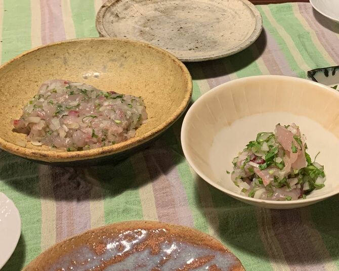 右がシイラの塩たたき、左が塩なめろう。なめろうはもっとよくたたいて粘り気を出すべきでした