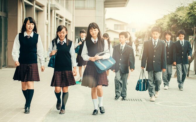 登校する学生たち