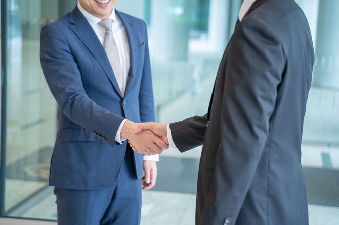 握手をするビジネスパーソン