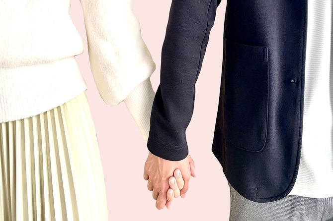 手をつなぐ男女