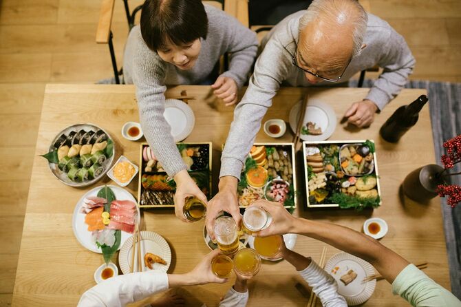 新年を祝って乾杯をする家族