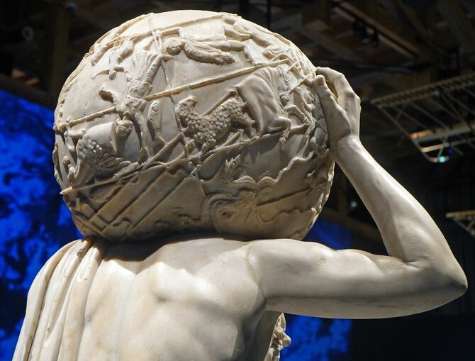 宇宙を球体とした場合の子午線や赤道、12星座などを配置。天球の中心部は棒が通せるよう空洞になっている