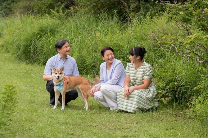 天皇皇后両陛下と愛子内親王殿下、愛犬の由莉とともに那須御用邸にて（2019年8月）