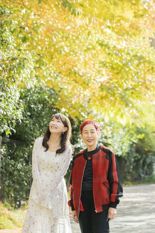 アグネス・チャンさん（左）と上野千鶴子さん