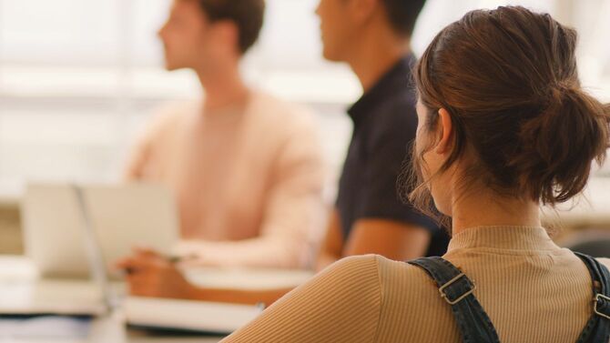 オフィスでミーティング中のチーム