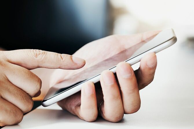 スマートフォンを使う手