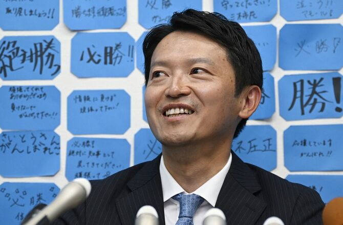 兵庫県知事選で再選を果たし、取材に応じる斎藤元彦氏＝2024年11月18日午後、神戸市