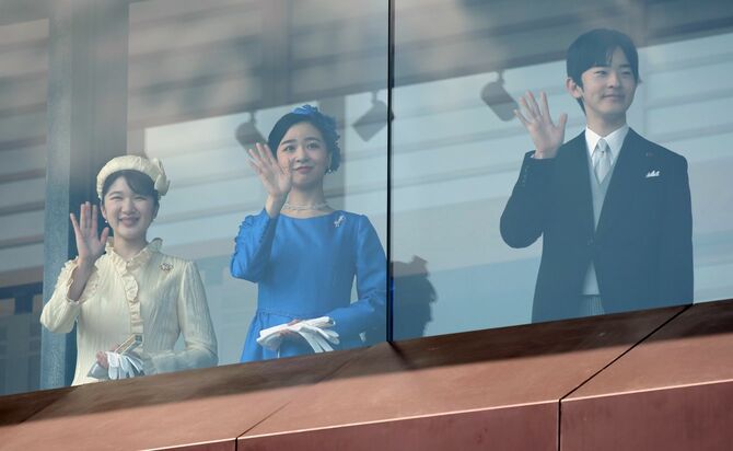 天皇陛下の66歳の誕生日を祝う一般参賀で、手を振られる天皇、皇后両陛下の長女愛子さま、秋篠宮家の次女佳子さまと長男悠仁さま＝2026年2月23日午前、皇居