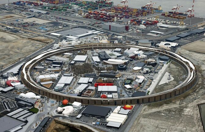 パビリオンなどの建設が進む大阪・関西万博の会場＝2025年2月12日、大阪市此花区の夢洲