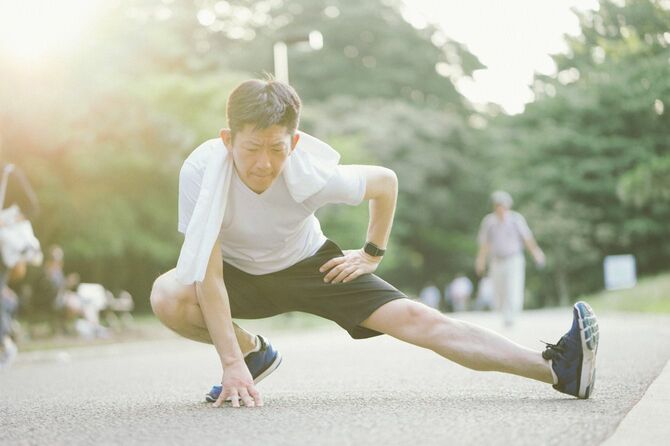 早朝に屋外で運動する日本人スポーツマン