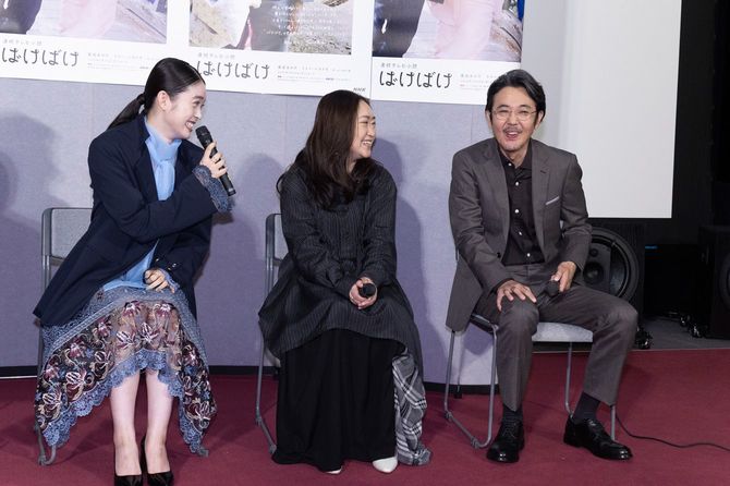 岡部たかしとトキの母親役・池脇千鶴、髙石あかりらが、没落した士族の貧しいながらも仲良い家族を演じる