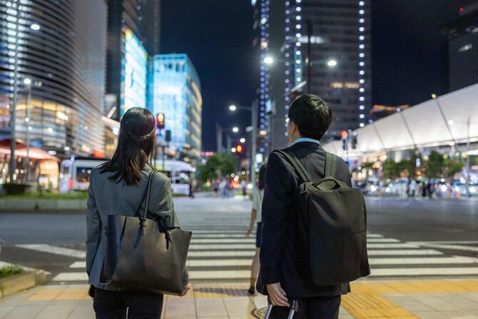 夜の街のビジネスマンの後ろ姿