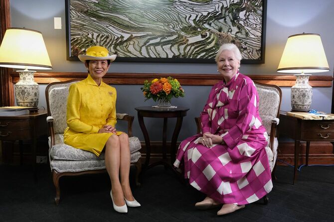 カナダのエリザベス・ダウズウェル・オンタリオ州副知事と会談する高円宮妃久子殿下（2019年8月25日）