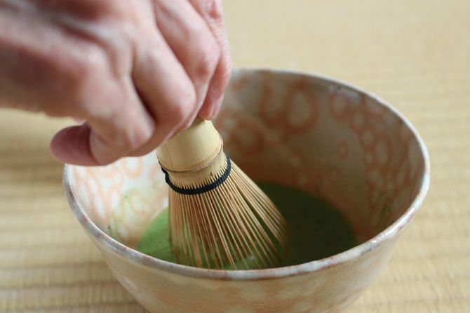 お茶をたてる人の手元