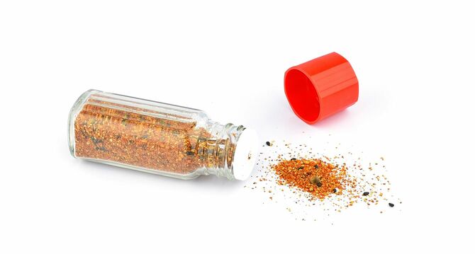 白い背景にチリパウダーのボトル