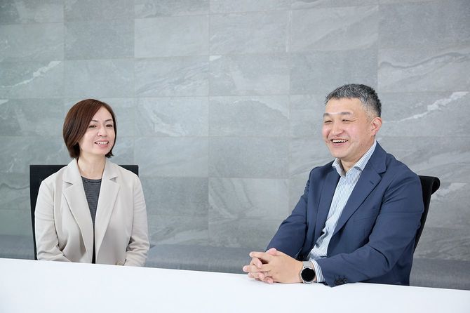 （左）小林真理（こばやし・まり）Human Resources 日本人事総務オペレーション人財開発部人財開発グループリーダー（右）中井辰夫（なかい・たつお）日本人事総務オペレーション統括部長