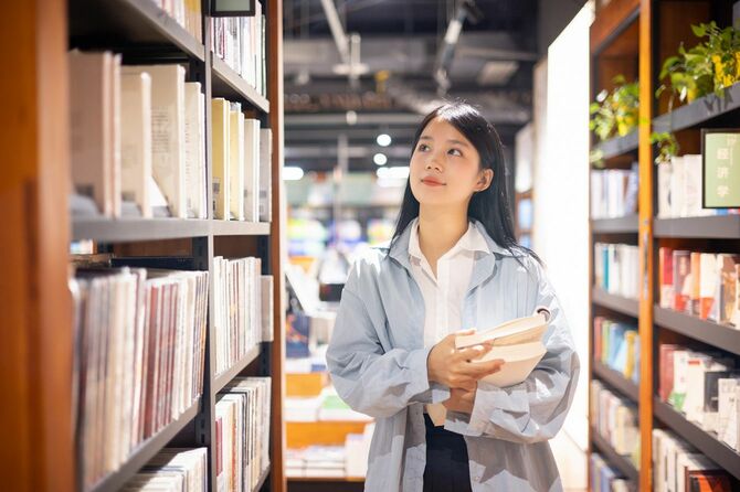 図書館を利用する女性