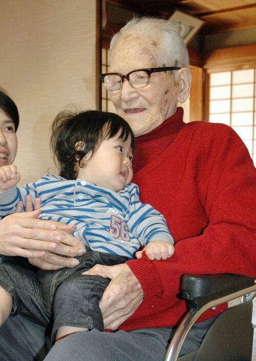 115歳の誕生日を迎え、お祝いに駆け付けたやしゃごを抱く木村次郎右衛門さん＝2012年4月19日、京都府京丹後市