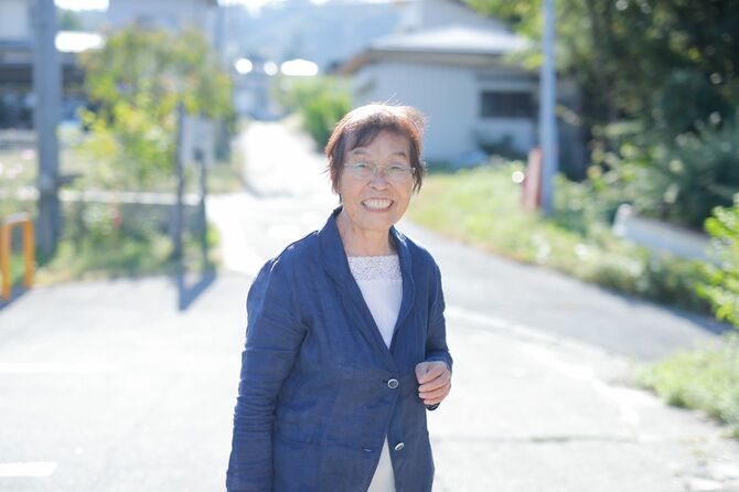 笑顔がまぶしい、江森けさ子さん83歳。現役の訪問看護師であり介護も行っている。