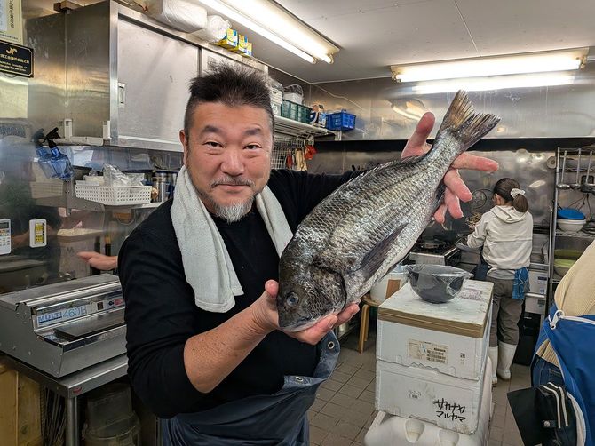 臭みがあると敬遠されがちなクロダイ。冬場には脂がのって臭みもなし。マダイを凌駕する味わいを格安で楽しめます