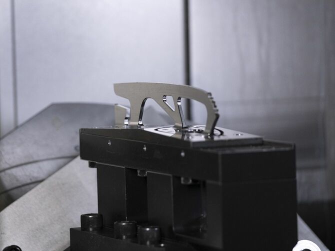 加工途中のブレード。1つにかかる加工時間は、現在5～6時間にまで短縮した