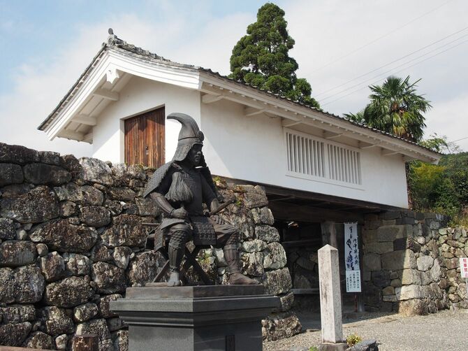 岐阜県不破郡垂井町に残る竹中重門が築いた陣屋跡と竹中半兵衛像