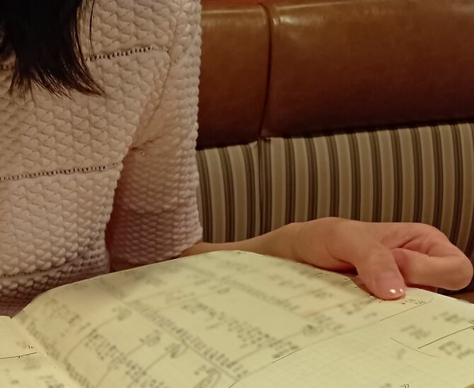 家計簿を見ている小和田さん