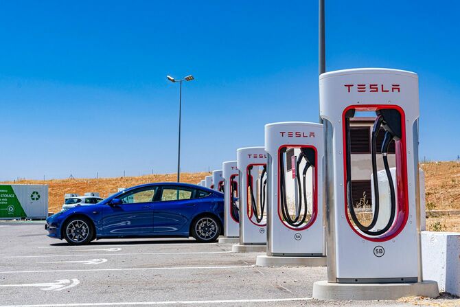 テスラ電気自動車充電器ステーション