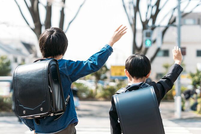 横断歩道で手を上げる小学生
