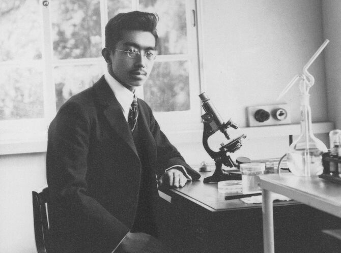 皇太子時代の昭和天皇（東京・赤坂御所の生物学研究室にて）