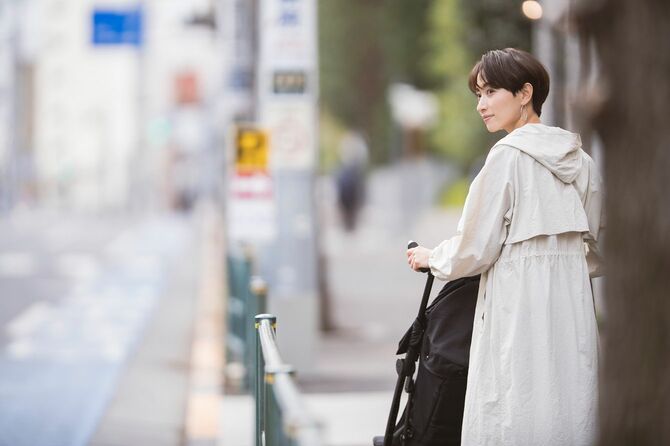 ベビーカーと女性