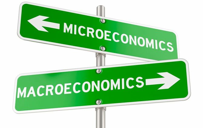 ミクロ経済学またはマクロ経済学の方向