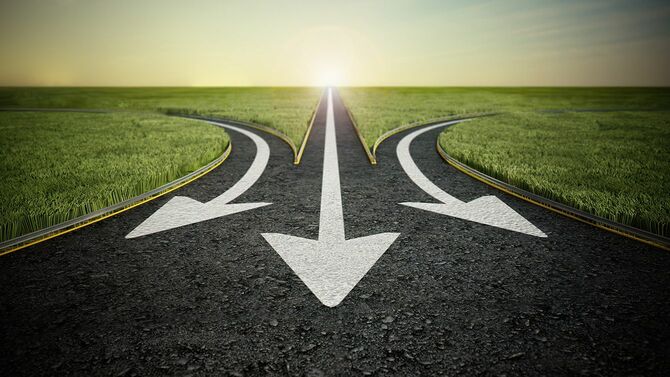 3つに分かれている道路上に3本の矢印がある