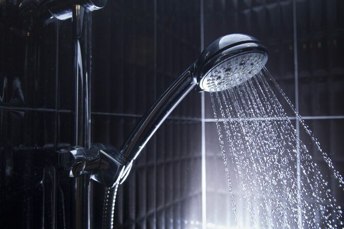 シャワーヘッドから勢いよく水が出ている