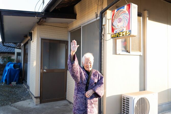 お店の前で取材スタッフを見送ってくれたシツイさん