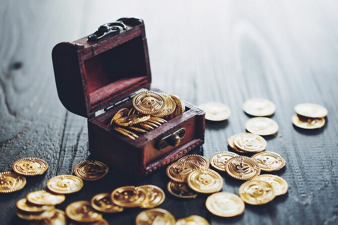 宝箱と散らばった金貨