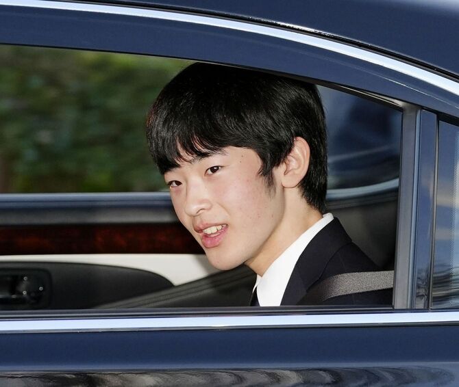 天皇、皇后両陛下に高校を卒業したことを報告するため、皇居に入られる秋篠宮家の長男悠仁さま。2025年3月19日午後、半蔵門