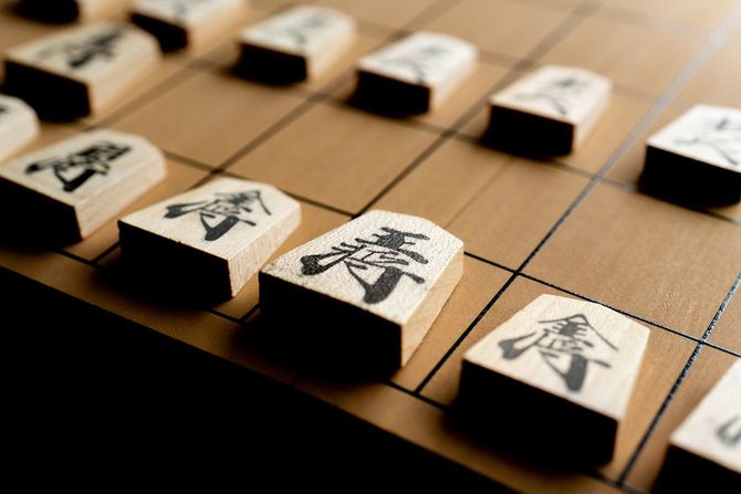 将棋盤に並べた将棋の駒