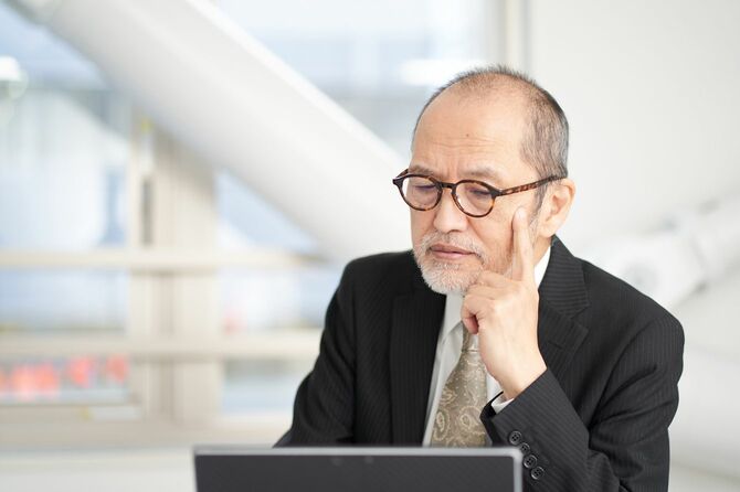 考え込む管理職の男性