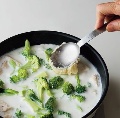 ブロッコリー、牛乳、ブールマニエを加えて中火で5分煮、塩、こしょうで調味する