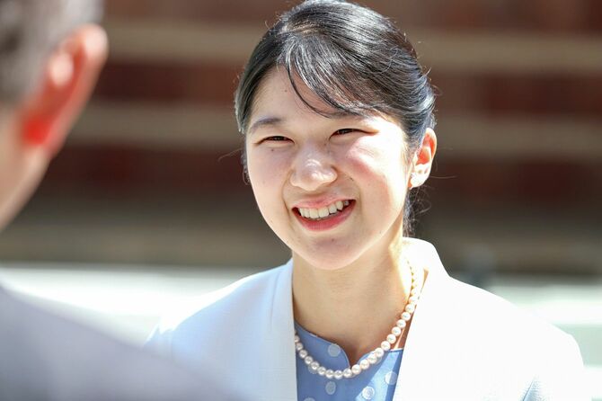 フェルメールの代表作「真珠の耳飾りの少女」に関する特別展会場の大阪中之島美術館に到着された天皇、皇后両陛下の長女愛子さま。2026年8月20日、大阪市北区［代表撮影］