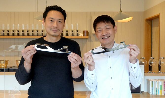 山一ハガネ元社員の六車英高さん（左）