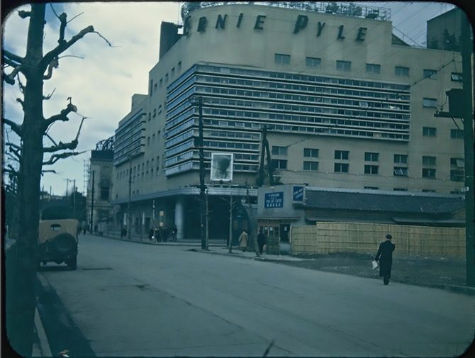 1946（昭和21）年のアーニー・パイル劇場。撮影：Robert V. Mosier。『モージャー氏撮影写真資料』 国立国会図書館デジタルコレクション、1946年　