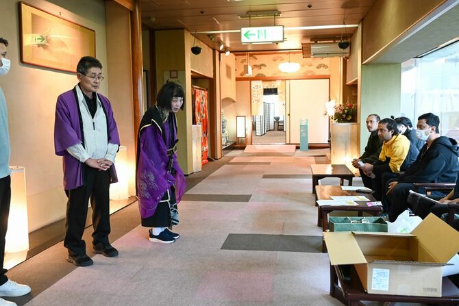 室内清掃のスタッフと打ち合わせをする大女将の宮川高美さん