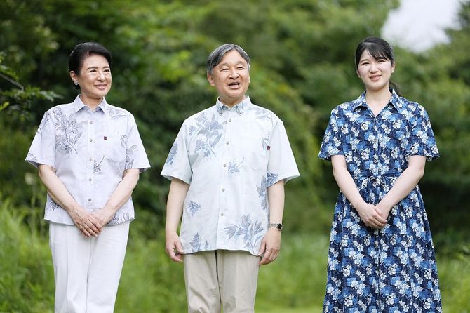 栃木県の那須御用邸内を散策し、記者の質問に答えられる天皇、皇后両陛下と長女愛子さま＝2025年7月18日