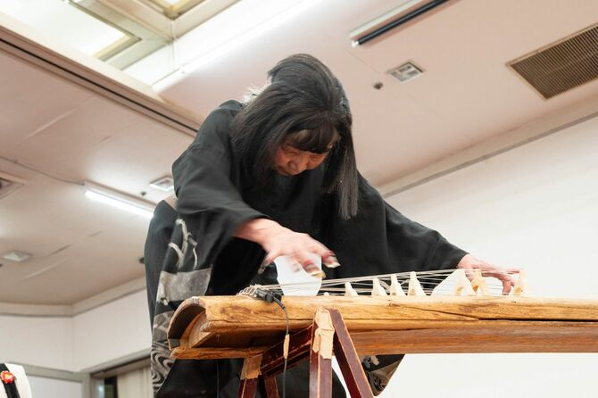 激しい演奏で琴はひび割れ、大きな穴が開いていた