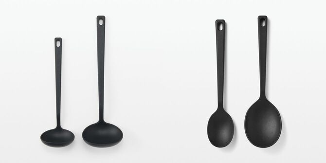 「シリコーン レードル」小390円 大590円【左】。「シリコーン 調理スプーン」スモール390円／レギュラー490円【右】。